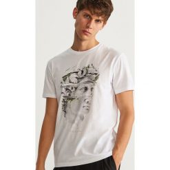 T-shirt z nadrukiem - Biały. Białe t-shirty męskie Reserved, z nadrukiem. Za 39.99 zł.