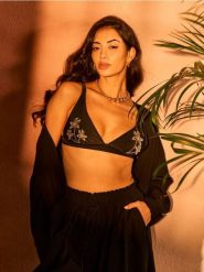 Żakiet kimono z domieszką wiskozy - czarny. Czarne żakiety damskie Sinsay, l, bez wzorów, z wiskozy. Za 69.99 zł.