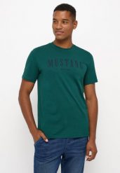 MĘSKA KOSZULKA MUSTANG T-shirt LOGO NADRUK Alex C Print June Bug 1014445 6485. Koszulki polo męskie Mustang, m, bez wzorów, bez ramiączek. Za 89.99 zł.