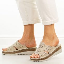 Beżowe skórzane klapki damskie na koturnie S.Barski 5915. Brązowe klapki damskie S.BARSKI, bez wzorów, z jeansu, casualowe, bez obcasa, na koturnie. Za 239.00 zł.