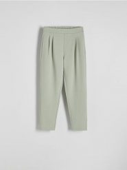 Spodnie garniturowe w paski - miętowy. Zielone spodnie materiałowe damskie Reserved, l, bez wzorów, z dzianiny. W wyprzedaży za 49.99 zł.