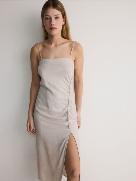 Sukienka midi z wiskozą i lnem - beżowy. Brązowe sukienki damskie Reserved, l, bez wzorów, z wiskozy, bez kołnierzyka, bez ramiączek, midi, dopasowane. W wyprzedaży za 59.99 zł.