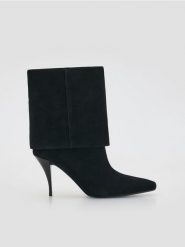 Zamszowe botki na szpilce - czarny. Czarne botki damskie Reserved, z zamszu, bez obcasa, na szpilce, bez zapięcia. Za 299.99 zł.