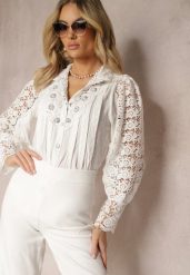Biała Elegancka Koszula ze Stójką Ozdobiona Koronką i Perełkami Tebenia. Białe bluzki damskie Renee, m, bez wzorów, z koronki, eleganckie, bez kołnierzyka, bez ramiączek. Za 149.99 zł.