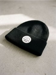 Prążkowana czapka beanie z naszywką - czarny. Czarne czapki i kapelusze damskie Sinsay, z aplikacjami, prążkowane. Za 19.99 zł.