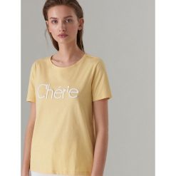 Bawełniana koszulka z hasłem - Żółty. T-shirty damskie Mohito. Za 49.99 zł.