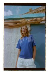 T-shirt z bawełny niebieski. Niebieskie bluzki damskie MOODO, l, bez wzorów, z bawełny, bez kołnierzyka, bez ramiączek. Za 59.99 zł.