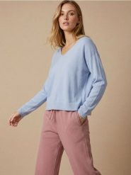 Luźny sweter z wiskozą - niebieski. Niebieskie swetry damskie Sinsay, l, bez wzorów, z wiskozy, bez kołnierzyka, bez ramiączek, bez kaptura. Za 39.99 zł.