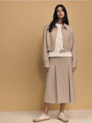 Spódnica z dwiema plisami - beżowy. Brązowe spódnice damskie Reserved, l, bez wzorów, z tkaniny, w kształcie A. W wyprzedaży za 79.99 zł.