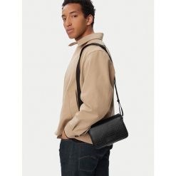 Saszetka Calvin Klein. Czarne saszetki męskie Calvin Klein, młodzieżowe, małe. Za 409.99 zł.