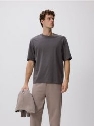Bawełniany t-shirt boxy - ciemnoszary. Szare t-shirty męskie Reserved, l, bez wzorów, z bawełny, bez kołnierzyka. W wyprzedaży za 32.99 zł.