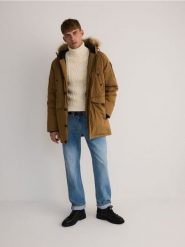 Parka z kapturem - brązowy. Brązowe parki męskie Reserved, l, bez wzorów, z bawełny, z kapturem. W wyprzedaży za 159.99 zł.