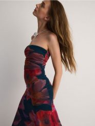 Sukienka midi w kwiatowy wzór - wielobarwny. Sukienki damskie Reserved, l, bez wzorów, z dzianiny, bez kołnierzyka, bez ramiączek, midi, dopasowane. W wyprzedaży za 69.99 zł.