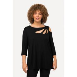 Damskie Bluzka wycięcia krój trapezowy dekolt w łódkę rękaw 3/4. Czarne koszulki sportowe damskie Ulla Popken, plus size, bez wzorów, z elastanu, bez kołnierzyka, bez ramiączek. Za 199.99 zł.