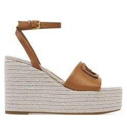Espadryle Guess. Brązowe sandały damskie Guess, z aplikacjami, bez obcasa, bez zapięcia. Za 509.99 zł.