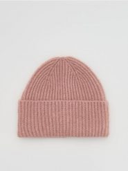Czapka beanie z domieszką wełny - brudny róż. Czerwone czapki i kapelusze damskie Reserved, bez wzorów, z wełny. Za 49.99 zł.