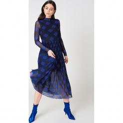 NA-KD Trend Siateczkowa sukienka midi z długim rękawem - Blue,Multicolor. Niebieskie sukienki damskie NA-KD Trend, ze stójką, z długim rękawem. W wyprzedaży za 135.80 zł.