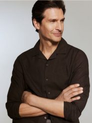 Koszula regular z lnem - ciemnobrązowy. Brązowe koszule męskie Reserved, l, bez wzorów, z bawełny, bez kołnierzyka, bez ramiączek. Za 139.99 zł.