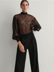 Koronkowa bluzka - czarny. Czarne bluzki damskie Reserved, l, bez wzorów, z koronki, bez kołnierzyka, bez ramiączek. Za 109.99 zł.