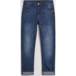Jeansy slim fit z bawełną organiczną - Granatowy. Niebieskie jeansy męskie Reserved. Za 129.99 zł.