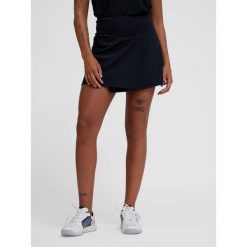 Spódnica średniej długości z kieszenią damska Hummel Court. Czarne sukienki damskie Hummel, bez wzorów, sportowe, bez kołnierzyka, bez ramiączek, sportowe. Za 255.00 zł.