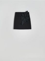 Spódnica z teksturowym kwiatem - czarny. Czarne spódnice damskie Reserved, l, bez wzorów, z tkaniny, mini, dopasowane. W wyprzedaży za 139.99 zł.