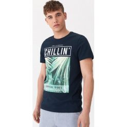 T-shirt z tropikalnym motywem - Granatowy. Niebieskie t-shirty męskie House, l, bez wzorów, bez kołnierzyka. W wyprzedaży za 19.99 zł.