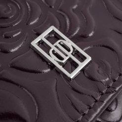 Poziomy portfel damski skórzany w kolorze burgundowym z metalowym logo duży Paolo Peruzzi AL-12-BGD. Czerwone portfele damskie Paolo Peruzzi, bez wzorów, ze skóry. Za 89.00 zł.