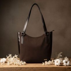 Shopperka hobo bag SHE skóra zamszowa 603 czekolada. Brązowe torebki shopper damskie SHE, bez wzorów, z materiału, duże, zamszowe, bez dodatków. Za 399.99 zł.
