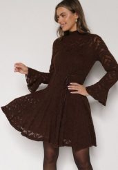Brązowa Koronkowa Sukienka z Wiązaniem Półgolfem i Falbankami Alnefera. Brązowe sukienki damskie Born2be, m, bez wzorów, z koronki, klasyczne, bez kołnierzyka, bez ramiączek, mini. Za 179.99 zł.