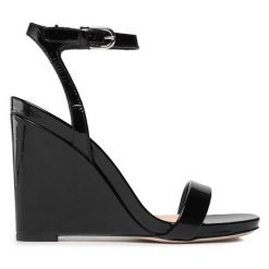 Sandały AGL. Czarne klapki damskie AGL, bez wzorów, bez obcasa, na koturnie, bez zapięcia. Za 1,149.99 zł.