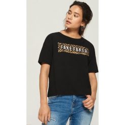 T-shirt z napisem i zwierzęcym motywem - Czarny. Czarne t-shirty damskie Sinsay, z motywem zwierzęcym. W wyprzedaży za 14.99 zł.