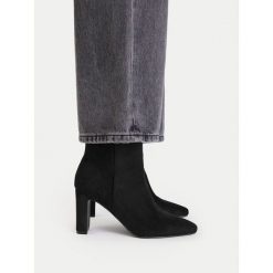 Botki JENNY. Czarne botki damskie Jenny, bez obcasa, na słupku, bez zapięcia. Za 179.99 zł.