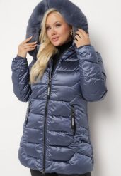 Granatowa Kurtka z Pikowanymi Przeszyciami i Odpinanym Futerkiem przy Kapturze Vensie. Niebieskie kurtki damskie Born2be, plus size, bez wzorów, z futra, bez kaptura. Za 199.99 zł.