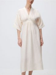 Sukienka typu kimono - złamana biel. Sukienki damskie Reserved, l, bez wzorów, z bawełny, bez kołnierzyka, bez ramiączek. W wyprzedaży za 119.99 zł.