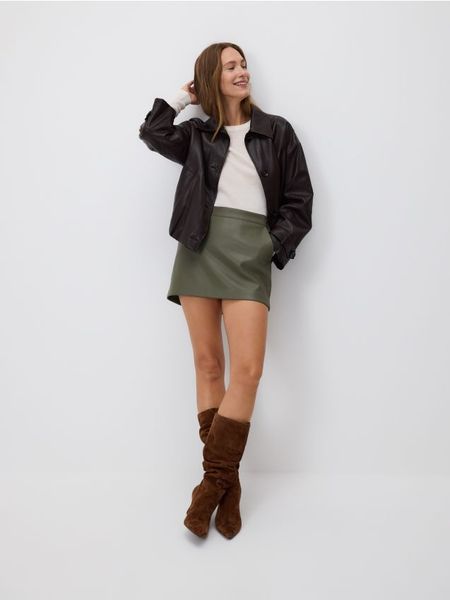 Spódnico-szorty z imitacji skóry - ciemnozielony. Zielone szorty damskie Reserved, l, bez wzorów, ze skóry. Za 119.99 zł.