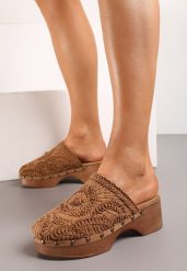 Brązowe Klapki w Stylu Chodaków na Platformie z Nitami i Plecionką Giadina. Brązowe klapki damskie Born2be, z aplikacjami, eleganckie, bez obcasa, na obcasie. Za 109.99 zł.