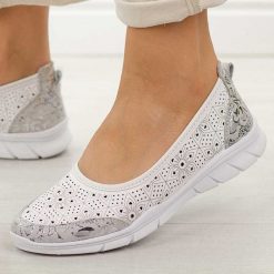 Białe ażurowe skórzane baleriny damskie S.Barski 5973. Białe baleriny damskie S.BARSKI, na jesień, w ażurowe wzory, z jeansu, eleganckie, bez obcasa, na płaskiej podeszwie. Za 179.00 zł.