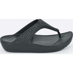 Crocs - Japonki. Czarne klapki damskie Crocs, z materiału. W wyprzedaży za 159.90 zł.