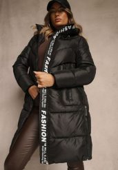 Czarna Pikowana Kurtka o Długim Kroju z Kapturem Zdobiona Taśmą z Napisami Galiadea. Czarne kurtki damskie Renee, l, z aplikacjami, z poliesteru, z kapturem. Za 249.99 zł.