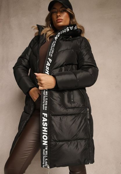 Czarna Pikowana Kurtka o Długim Kroju z Kapturem Zdobiona Taśmą z Napisami Galiadea. Czarne kurtki damskie Renee, l, z aplikacjami, z poliesteru, z kapturem. Za 249.99 zł.