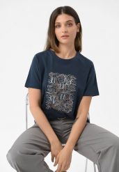 Koszulka z wzorem, Comfort Fit, T-UNIQ. Brązowe t-shirty damskie Volcano, m, bez wzorów, z bawełny, eleganckie, bez kołnierzyka. Za 69.99 zł.