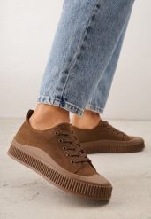 Brązowe Trampki z Imitacji Zamszu na Żłobionej Podeszwie Nivenatia. Brązowe trampki i tenisówki damskie Renee, bez wzorów, eleganckie, bez zapięcia. Za 64.99 zł.