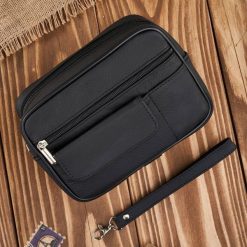 Saszetka męska skórzana do ręki czarna klasyczna Abruzzo ABR-07. Czarne saszetki męskie ze skóry, klasyczne. Za 99.99 zł.