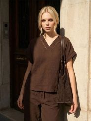 Bawełniana koszulowa bluzka z ażurowymi wstawkami - brązowy. Brązowe bluzki damskie Sinsay, l, w ażurowe wzory, z bawełny, bez kołnierzyka, bez ramiączek. Za 39.99 zł.