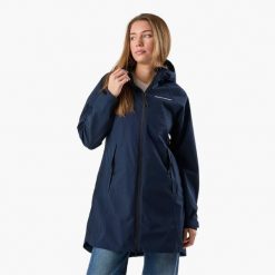 Kurtka przeciwdeszczowa kobieca Swedemount Orust Rain Coat wodoodporna. Niebieskie kurtki damskie SWEDEMOUNT, bez wzorów, bez kaptura. Za 329.99 zł.