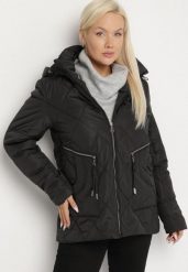 Czarna Pikowana Kurtka z Kapturem i Ozdobnymi Suwakami Carnaye. Czarne kurtki sportowe damskie Born2be, plus size, bez wzorów, z jeansu, z kapturem, trekkingowe. Za 169.99 zł.