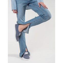 Goodin Niebieskie trampki ażurowe ze skóry naturalnej. Niebieskie trampki i tenisówki damskie w ażurowe wzory, ze skóry, sportowe, bez zapięcia. Za 260.45 zł.