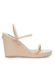 Nine West Sandały WFA2624-1 Beżowy. Brązowe sandały damskie Nine West, bez wzorów, z syntetyku, bez obcasa, na koturnie, bez zapięcia. Za 131.99 zł.