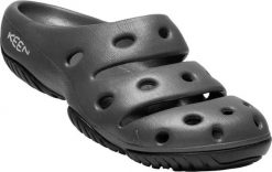 Kapcie damskie Keen Yogui Magnet/czarne Czarne. Czarne kapcie damskie Keen, bez wzorów, z gumy. Za 247.99 zł.